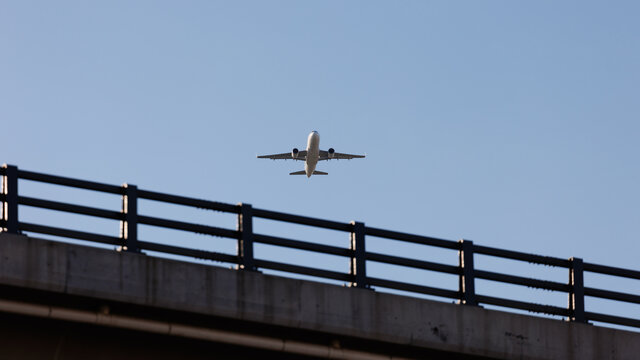 天空飞机低空飞行与地面桥梁