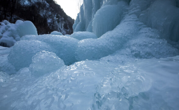 冬季冰天雪地里的冰柱