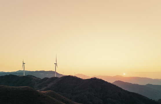 柳州融水县暮色中的风力发电机