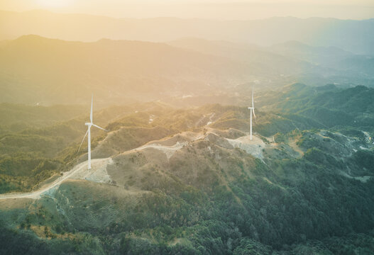 柳州融水县夕阳下的风力发电机