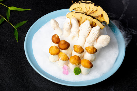 菌菇火锅菜品摆盘