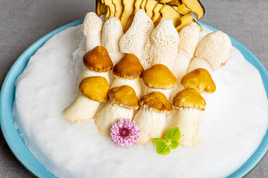 菌菇火锅菜品摆盘