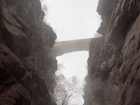 云台山红石峡天桥雾雪景