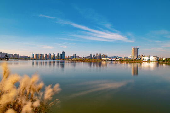 宣城宛陵湖城市倒影