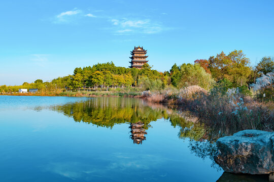 宣城宛陵湖城市倒影