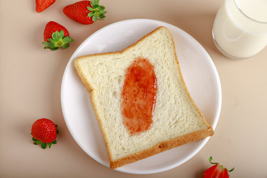 草莓果酱面包