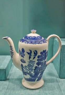 十九世纪英国青花柳纹纹样壶