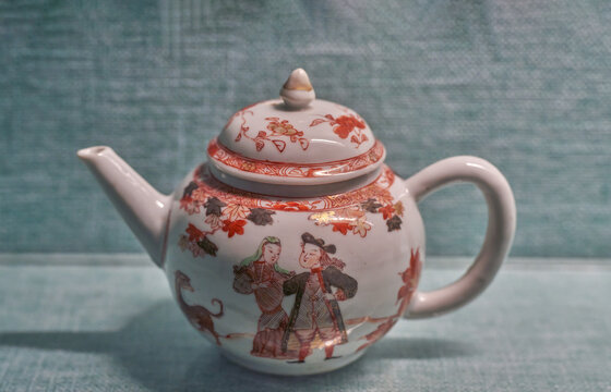 粉彩描金西洋人物纹茶壶