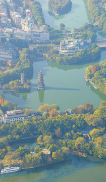 桂林市漓江杉湖日月双塔