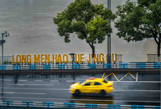 重庆龙门浩景区的黄色出租车