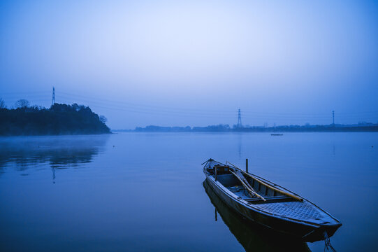 宁静的小河夜景