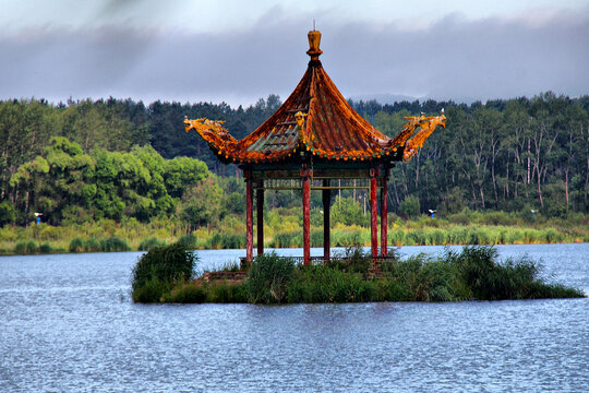 五大连池药泉湖湖心亭