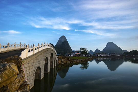 广西钟山水墨画廊蓝天白云全景图