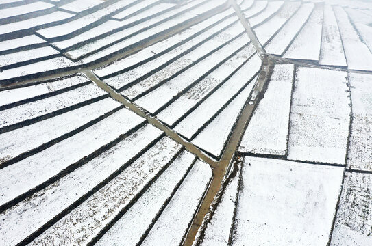 山乡梯田雪景