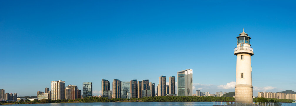 南沙灵山岛灯塔与金茂湾建筑风景