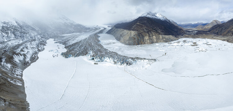 西藏昌都雅隆冰川冰湖