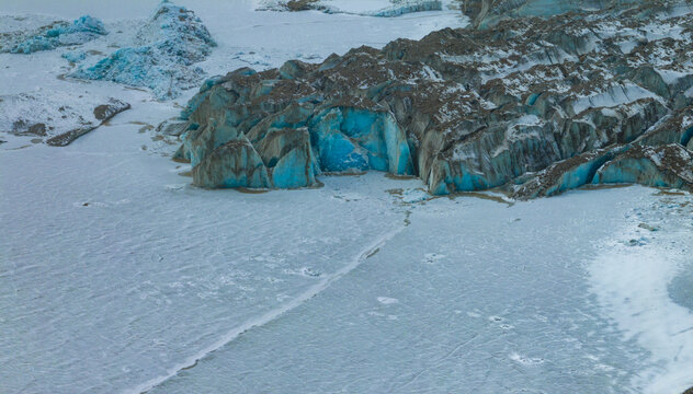 西藏昌都雅隆冰川冰湖蓝冰