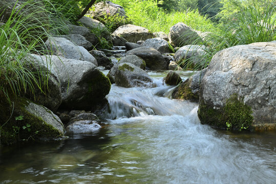 山间溪水