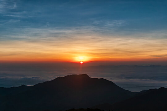 山顶日出太阳突出地平线