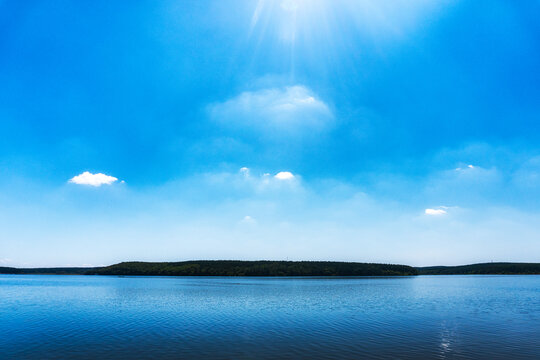 蓝天与湖泊