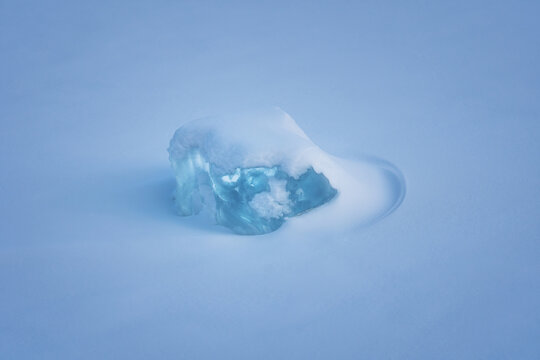 雪中晶莹剔透蓝冰