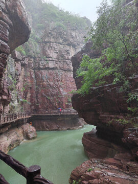 雨后峡谷河流