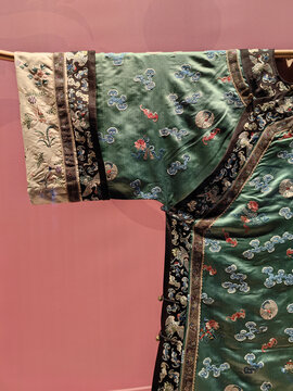 清代女性服装绿缎绣花袍