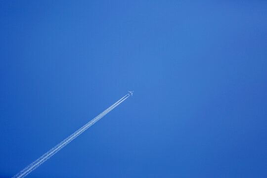 飞机飞往蓝天
