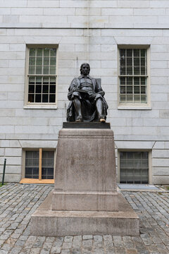 哈佛大学创始人塑像