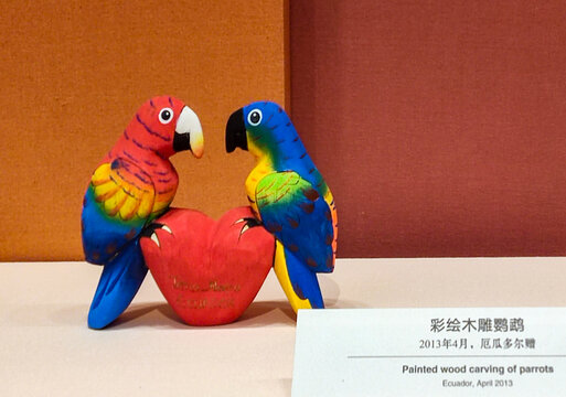 彩绘木雕鹦鹉