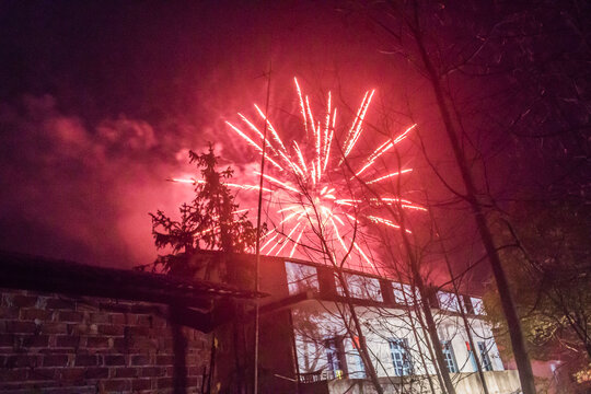 农村春节夜间绽放的烟花