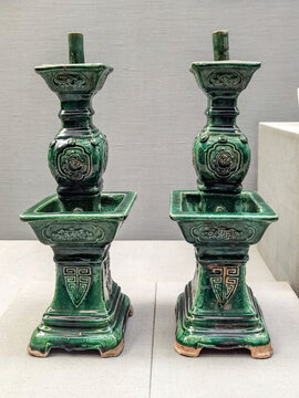 清代石湾窑绿釉方形烛台