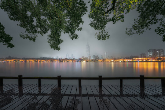 南京玄武湖雨夜