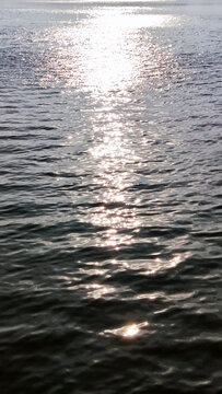 湖面日出