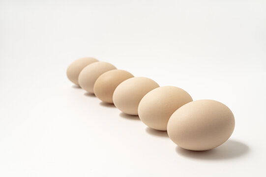 一排摆放整齐的鸡蛋
