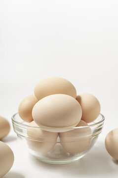 用玻璃碗装着的多只鸡蛋