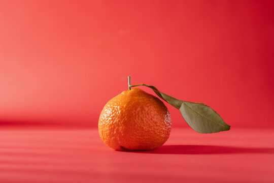 红色背景上的橘子