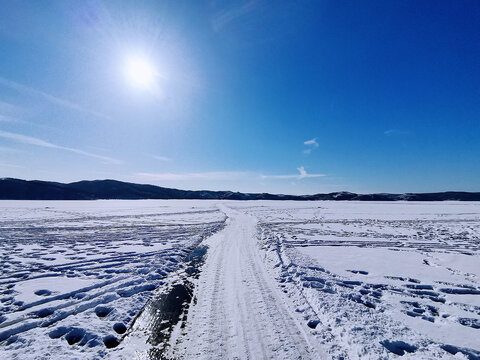 雪覆冰河