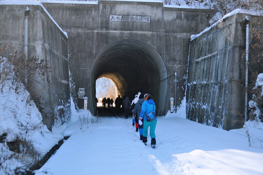 雪后穿越隧道