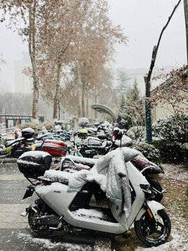 雪中电动车停靠站