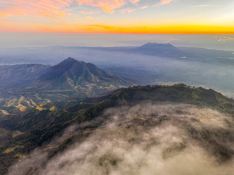 日出下的火山风光