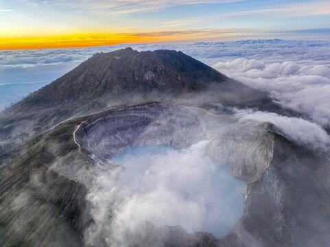 日出下的火山风光