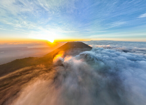 日出下的印尼伊真火山