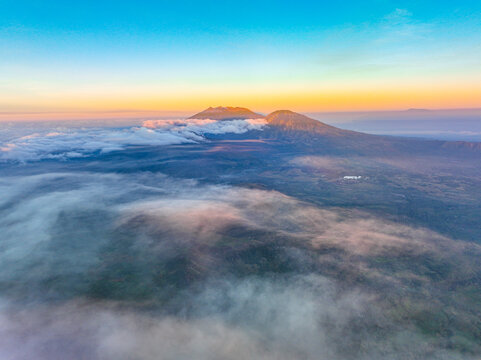 日出下的印尼伊真火山