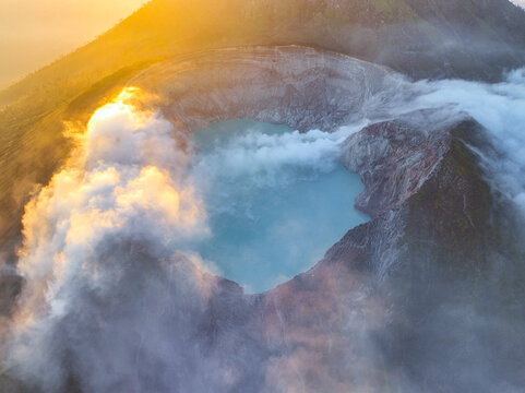 日出下的印尼伊真火山