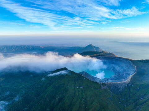 印尼伊真火山和云海