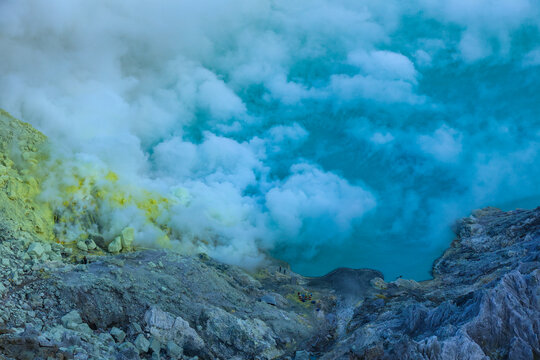 印尼宜珍火山湖风光