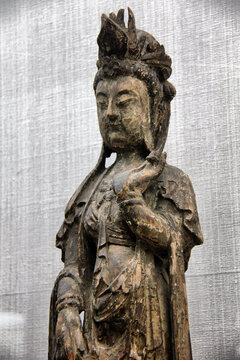 木雕彩绘菩萨像
