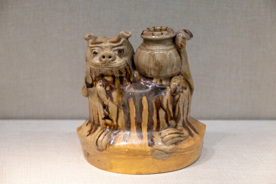 唐代长沙窑釉下彩狮形瓷烛台