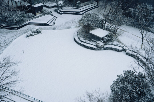 空白的雪地